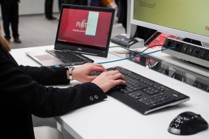 20150317-Fujitsu-CeBIT2015-CleanDesk-002 - Centrum notebooków Podążając za ofertą liderów w branży komputerowej firma Fujitsu wprowadziła do sprzedaży nowoczesny laptop biznesowy Fujitsu LifeBook S935, który dzięki zastosowaniu najnowszej generacji rozwiązań znacznie podwyższa poprzeczkę standardów tego rodzaju urządzeń