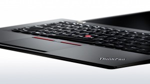 Będący już trzecią generacją wersji ultrabooków Lenovo ThinkPad X1 Carbon 3 to ważące zaledwie 1.3 kilograma urządzenie o grubości niecałe osiemnaście milimetrów i przekątnej ekranu 14.1 cala